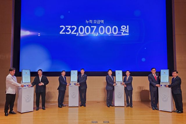 '2023 나눔의 날' 행사에 참석한 김상준 삼성전자 프로(왼쪽부터), 최장원 삼성전자 사원대표, 김수목 삼성전자 법무실장 사장, 이기일 보건복지부 제1차관, 고영인 더불어민주당 국회의원, 배진교 정의당 국회의원, 정태영 세이브더칠드런 총장, 김웅철 굿네이버스 사무총장이 기념 태깅을 하고 있다. /삼성전자