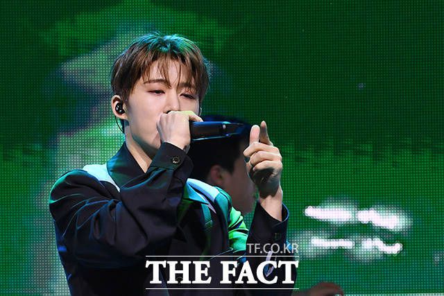 [더팩트ㅣ남용희 기자] 가수 비아이(B.I)가 1일 오후 서울 마포구 신한플레이 스퀘어 라이브홀에서 열린 정규 2집 'TO DIE FOR' 발매 기념 쇼케이스에서 무대를 펼치고 있다.