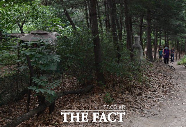 북한산국립공원 등산로 초입에 자리잡은 사육장 옆길로 주민들이 산행을 하고 있다.