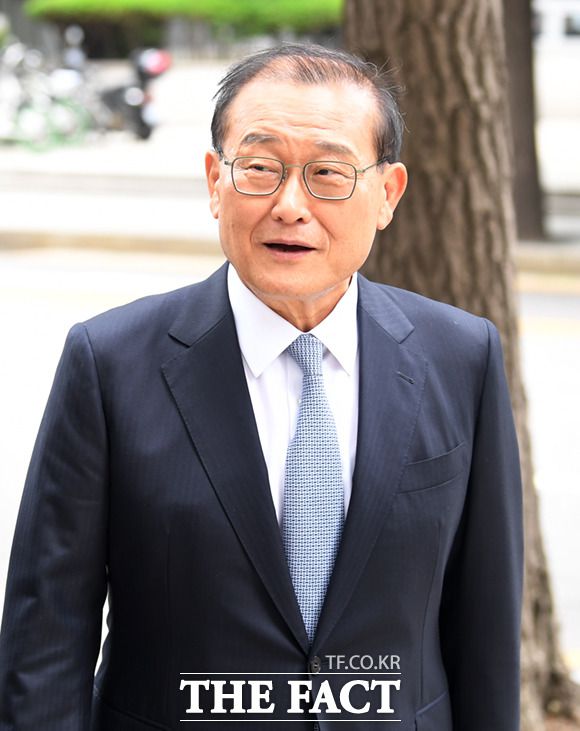 정몽원 HL그룹 회장이 2일 오후 서울 종로구 종교교회에서 차녀의 결혼식에 앞서 취재진에 인사하고 있다.