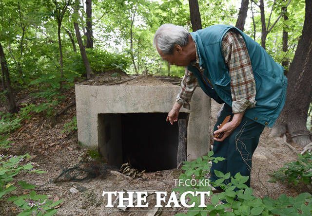 군인 출신이라고 밝힌 운영주 박 모 씨가 사육장 인근 벙커를 공개하고 있다. 그는 "1968년에 우리 사단에서 여기에 발칸포 진지를 만들었다"며 "이곳(사육장)이 직원들, 병사들에게 밥 해주던 장소였다"고 주장했다.