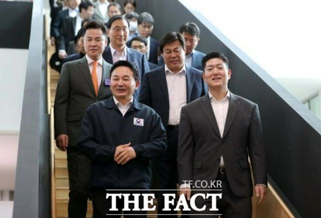 지난달 10일 서울 도봉구 창동아우르네에서 열린 GTX-C 창동역 주민간담회에 참석하는 원희룡 국토부 장관과 김재섭 위원장. /뉴시스
