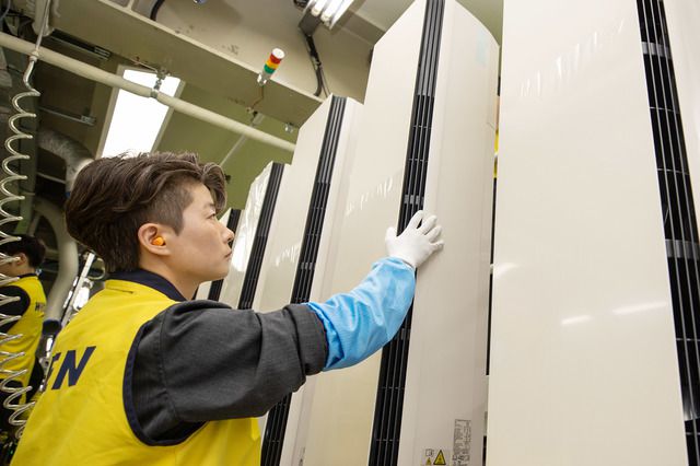 LG전자 직원이 경남 창원시에 있는 에어컨 생산라인에서 휘센 타워II를 생산하고 있다. /LG전자