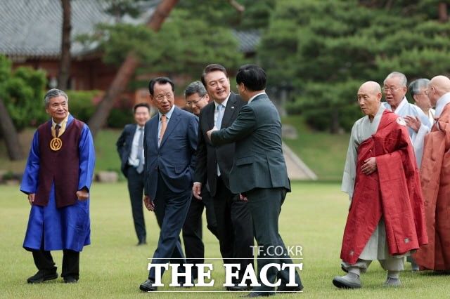 윤석열 대통령이 취임 후 두 번째 가진 '종교지도자 간담회'에서 천주교 대표 격인 한국천주교주교회의 의장은 대통령실 연락을 받지 않았다고 밝혔다. 지난달 30일 청와대 상춘재에서 열린 종교 지도자 오찬 간담회를 마친 후 참석자들과 산책하는 윤 대통령. /대통령실 제공
