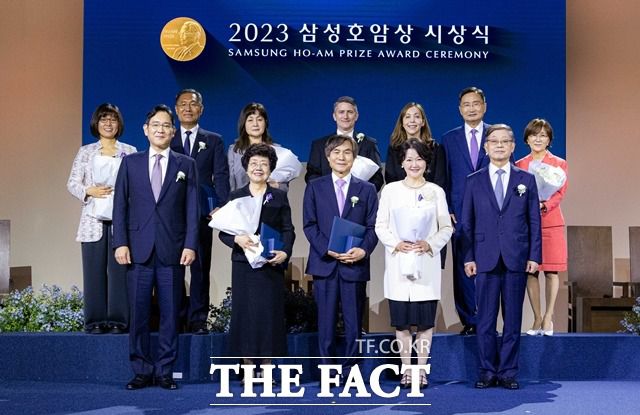 이재용 삼성전자 회장(앞줄 왼쪽 첫 번째)이 삼성호암상 수상자들과 기념 촬영을 위해 포즈를 취하고 있다. /삼성