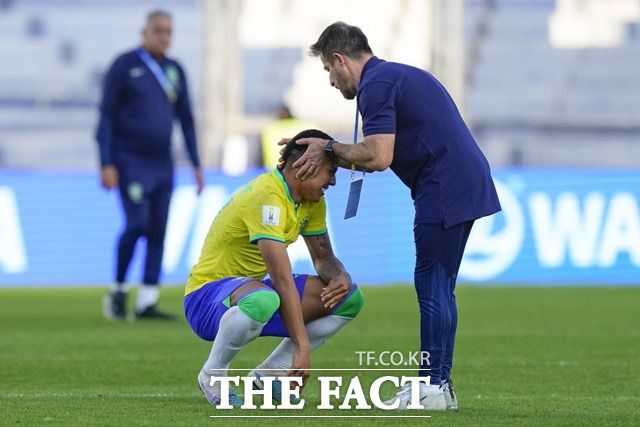 대회 6번째 우승을 노리다 중도 탈락한 아쉬움을 감추지 못하는 브라질 선수를 코칭스태프가 위로하고 있다./산 후안(아르헨티나)=AP.뉴시스