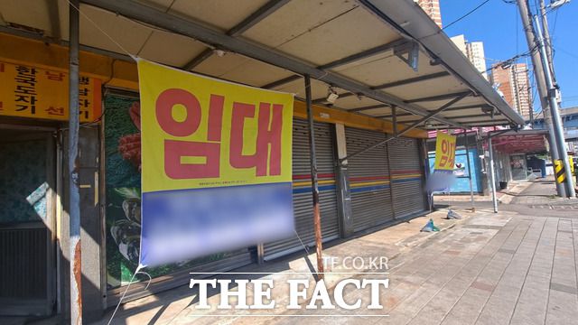 한 달 전까지 성업중이었던 횟집에 붙은 임대 현수막/ 광주 = 나윤상 기자