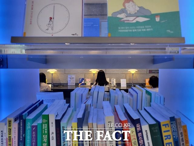 2일 오후 서울 광화문광장에서 책을 읽고 있는 시민들. /김해인 기자