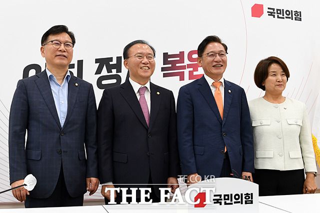 기념촬영하는 이양수 국민의힘 원내수석부대표와 윤재옥 원내대표, 배진교 정의당 원내대표, 이은주 원내수석부대표(왼쪽부터).