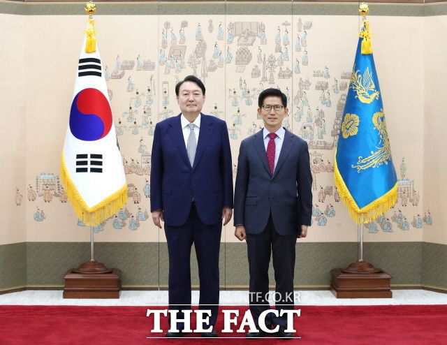 정부와 여당이 '노동개혁'이라고 외치면서 복잡한 이해관계가 얽힌 정책 손보기 대신 '노조 때리기'에만 집중하고 있다는 지적이 나온다. 2022년 9월 30일 서울 용산 대통령실 청사에서 김문수 경제사회노동위원회 위원장에게 위촉장을 수여한 뒤 기념촬영하는 윤 대통령. /뉴시스