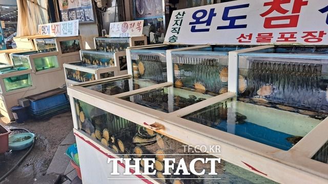 남광주 시장에서 30년 장사했다는 수산물 유통 사장님은 일본의 후쿠시마 방류 결정 이후 거래처가 세군데 이상 사라졌다며 미래에 대한 걱정을 털어놓았다/ 광주 = 나윤상 기자