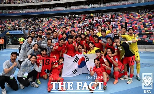 나이지리아와 연장 120분 혈투 끝에 4강에 진출한 한국선수단이 모여 기념촬영을 하고 있다./산티아고 델 에스테로=KFA
