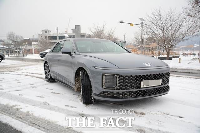 토요타 '크라운'의 라이벌로 경쟁할 현대자동차 '디 올 뉴 그랜저 하이브리드'의 모습. 그랜저 하이브리드는 최고출력 180마력의 1.6ℓ 가솔린 터보 엔진과 60마력급 모터를 결합해 최고출력 230마력, 최대토크 35.7㎏·m를 발휘한다. 가격은 크라운이 5670만 원부터 시작하고 그랜저 하이브리드가 4233만 원에서 시작해 크라운이 다소 비싼 편이다. /김태환 기자