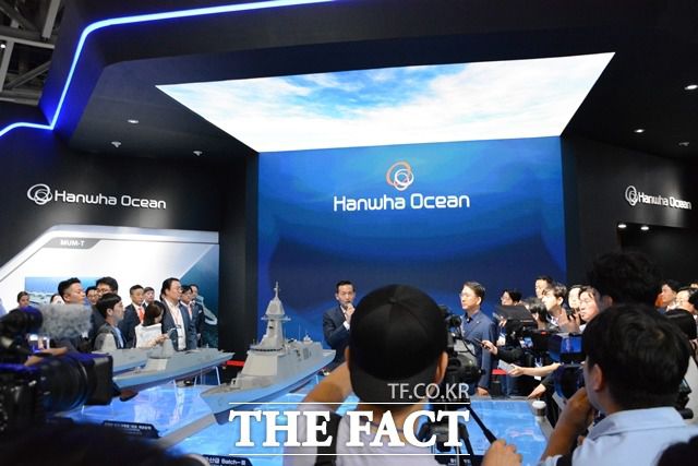 7일 부산 벡스코에서 열린 '제13회 국제해양방위산업전'(MADEX 2023)' 한화오션 부스를 방문한 김동관 한화그룹 부회장이 기자들에게 둘러싸 질의응답을 하고 있다. /김태환 기자