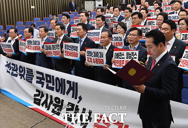 김기현 국민의힘 대표와 윤재옥 원내대표 등 의원들은 5일 국회에서 열린 긴급 의원총회에서 중앙선거관리위원회(선관위) 고위 간부 자녀 채용 특혜 논란과 관련해 선관위 사퇴 등을 촉구했다. /남용희 기자