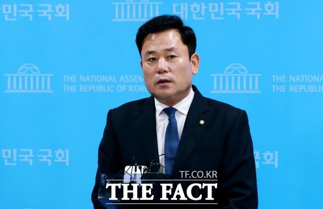 송갑석 민주당 최고위원은 7일 이재명 대표의 혁신위원장 인선에 대해 "아쉬운 면이 있다"고 평가했다. /더팩트 DB