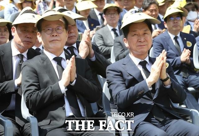 김기현 국민의힘 대표는 지난달 25일 출입기자들과의 티 타임에서 "지난 23일 고 노무현 전 대통령 추도식에서 이재명 민주당 대표에게 식사를 제안했으나 거절당했다"고 말했다. 23일 추도식에서 김 대표와 이 대표가 함께 앉아있는 모습. /뉴시스