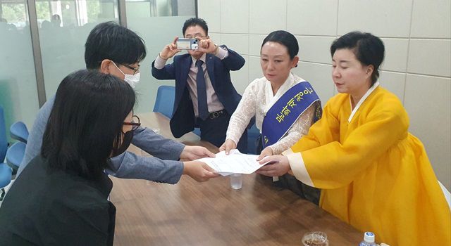 김영임은 8일 오후 1시 대전에 위치한 문화재청을 찾아 무려 1만명이 넘는 국악인 및 관계자들이 서명한 탄원서를 직접 제출했다. 탄원서 제출에 앞서 동료 국악인 60여명과 피켓시위도 가졌다. /경기민요 비대위