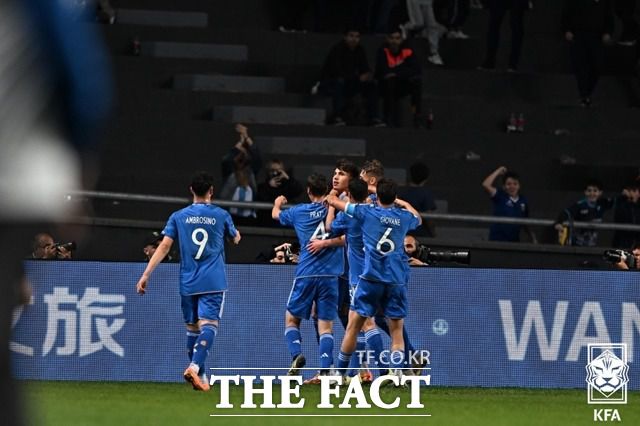 전반 14분 체사레 카사데이가 선제골을 기록한 뒤 기뻐하는 이탈리아 선수들./라플라타=KFA