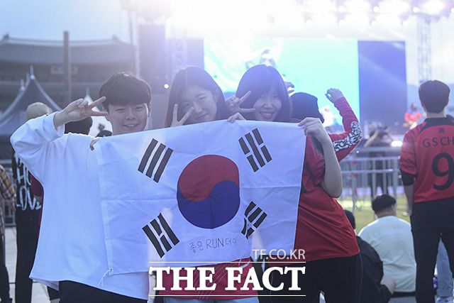2023 FIFA U-20 월드컵 준결승 대한한국과 이탈리아의 경기가 열린 8일 오전 서울 종로구 광화문광장에서 시민들이 거리응원을 하고 있다. /서예원 인턴기자