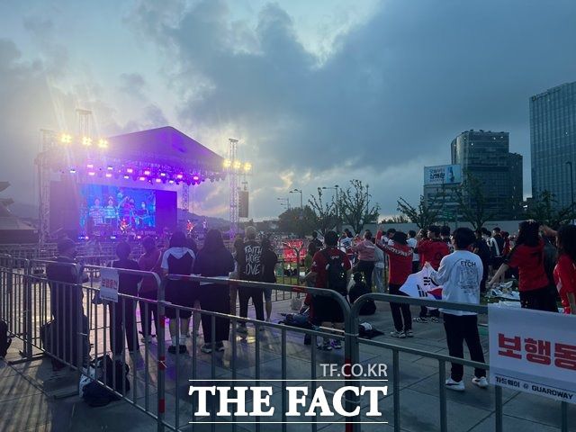 2023 아르헨티나 국제축구연맹(FIFA) 20세 이하(U-20) 월드컵 대한민국과 이탈리아 준결승전을 앞둔 9일 오전 5시쯤 이른 아침이지만 선수들을 응원하기 위해 시민들이 서울 광화문광장을 찾았다. /최의종 기자