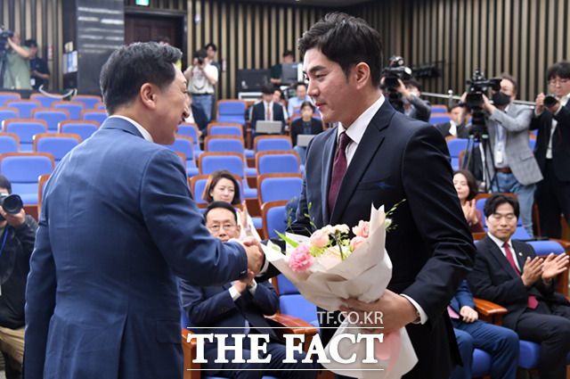 김기현 국민의힘 대표(왼쪽)가 9일 오후 서울 여의도 국회에서 열린 제7차 전국위원회에서 최고위원으로 선출된 김가람 전 청년대변인에게 꽃다발을 전달하고 있다. /국회=이새롬 기자