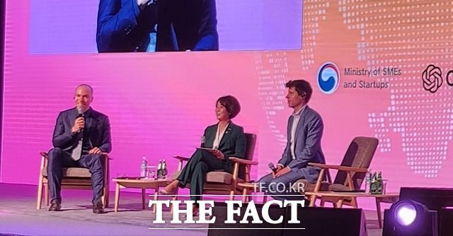 그렉 블록먼 오픈AI 공동창업자 겸 회장(왼쪽부터) 이영 중소벤처기업부 장관, 샘 올트먼 오픈AI 창업자 겸 CEO가 9일 서울 여의도에서 열린 'K-스타트업 밋업' 행사에서 국내 스타트업 관계자들과 질의응답을 하고 있다. /최문정 기자