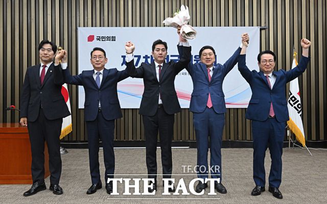 김기현 국민의힘 대표가 9일 국회에서 열린 최고위원 당선자 결과 발표에서 김가람 신임 최고위원과 손을 들고 인사하고 있다. 왼쪽부터 이종배 후보, 김도읍 선관위원장, 김가람 신임 최고위원, 김기현 대표, 천강정 후보.
