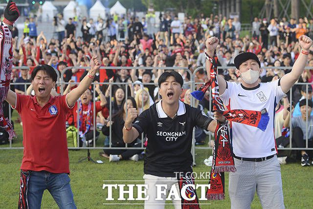 2023 FIFA U-20 월드컵 준결승 대한한국과 이탈리아의 경기가 열린 9일 오전 서울 종로구 광화문광장에서 붉은악마 응원단과 시민들이 전반 동점골에 환호하고 있다. /서예원 인턴기자