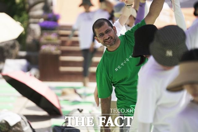 요가대축제에 참가한 주한인도대사관의 수린더 바가트 부대사./지리산 대화엄사