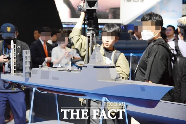 한화오션이 설계하고 있는 합동화력함의 모형. 배수량 5000톤급으로 다수의 수직발사대를 설치한다. 합동화력함이 실전배치되면 적이 육상 기지를 선제타격해도 해상에서 강력한 화력으로 반격할 수 있게 된다. /김태환 기자