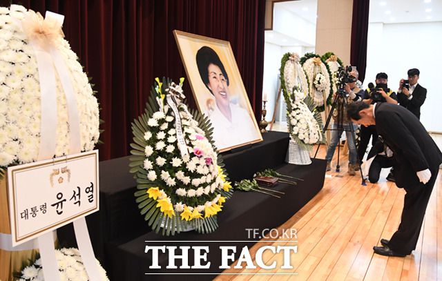 정세균 노무현재단 이사장이 고 이희호 여사 서거 4주기 추도식에 참석해 헌화 참배하고 있다.