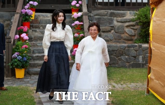 김건희 여사가 9일 오후 충남 서천군 한산모시관 공방에서 무형문화재 전승 교육사, 이수자 등 관계자들과 간담회를 마친 뒤 제33회 한산모시문화제 개막식 행사장으로 향하고 있다. 오른쪽은 방연옥 한산모시짜기 국가무형문화재 보유자. /대통령실