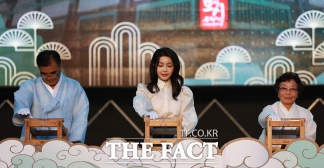 김건희 여사가 제33회 한산모시문화제 개막식에서 모시 베틀 퍼포먼스를 하고 있다. /대통령실