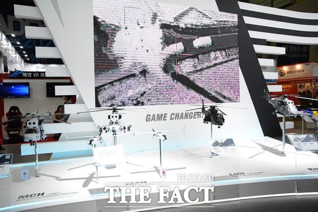 KAI가 부산 벡스코에서 열린 MADEX 2023에서 수리온 기반의 다양한 함선 탑재 헬기를 비롯한 파생 모델의 모형을 전시하고 있다. /김태환 기자