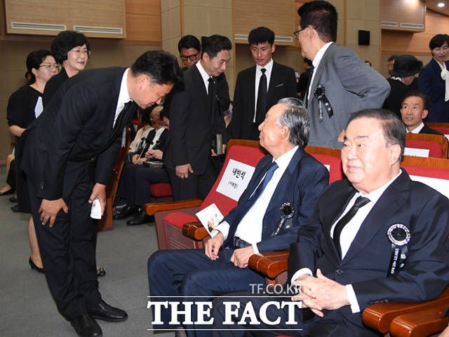 고 노무현 대통령 사위인 곽상언 변호사가 고 이희호 여사 서거 4주기 추도식에 참석해 권노갑 의원 등에 인사하고 있다.