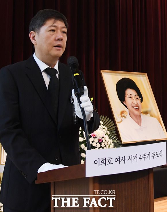 김홍걸 무소속 의원이 10일 오전 서울 동작구 국립서울현충원 현충관에서 열린 고 이희호 여사 서거 4주기 추도식에서 유족을 대표해 인사하고 있다.