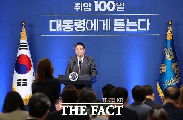 윤석열 대통령의 취임 후 두 번째 기자회견이 6월 초 열릴 것으로 예상됐으나, 현재까지 이뤄지지 않고 있다. 윤 대통령이 지난해 8월 17일 서울 용산 대통령실 청사 브리핑룸에서 취임 100일 기자회견하는 모습. /대통령실 제공
