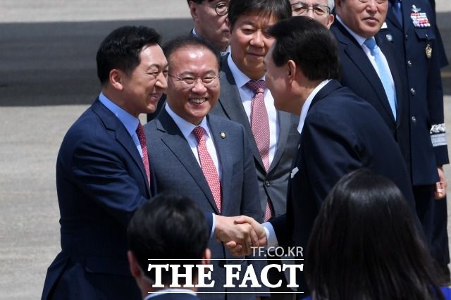윤석열 대통령과 국민의힘의 지지율이 내림세 추세다. 사진은 윤 대통령이 지난 5월 성남공항에서 김기현 국민의힘 대표와 악수하는 모습. /남용희 기자