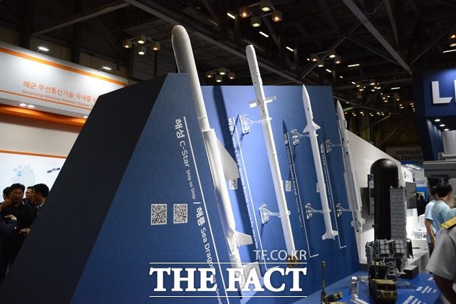 LIG넥스원이 MADEX 2023에서 전시한 대함미사일의 실물 모형. (왼쪽부터) 해성, 비궁, 비룡, 해궁의 모습. /김태환 기자
