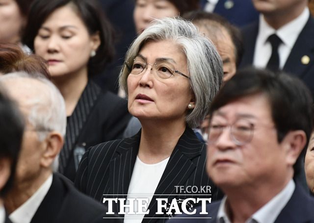 강경화 전 외교부 장관이 고인의 추모 영상을 시청하고 있다.