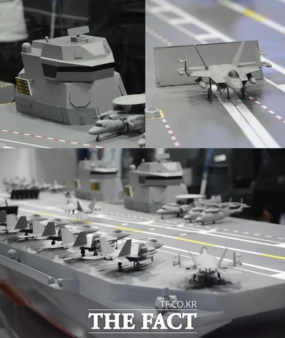 HD현대중공업이 공개한 한국형 항공모함 모형의 아일랜드(왼쪽 위)와 강제이착함(CATOBAR) 장치, 함재기가 탑재된 모습. 아일랜드는 스텔스 설계가 적용되고 위상배열식 레이더가 탑재될 것으로 보인다. /김태환 기자