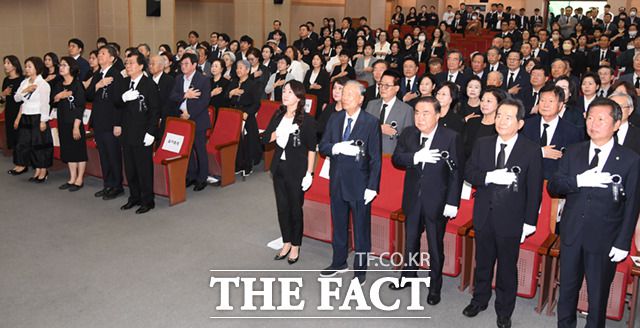 이번 추도식에는 정계 원로들과 전현직 야권 인사들이 대거 참석했다.