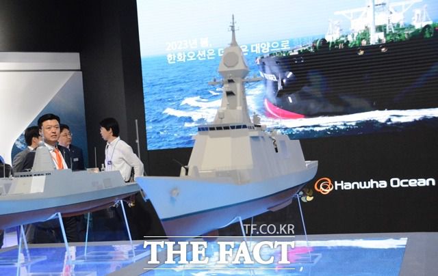 한화오션이 제안한 울산급 배치-3(Batch-III) 함정 모형. 해당 함정에는 한화시스템이 개발한 복합센서마스트와 전투체계가 탑재돼 보다 우수한 생존성을 자랑한다. 배치-3는 기존보다 대공·대잠 표적에 대한 탐지·추적 능력이 향상됐으며, 360도 전방위 탐지·추적·대응이 가능한 4면 고정형 다기능 위상배열레이더를 복합센서마스트에 탑재한다. /김태환 기자