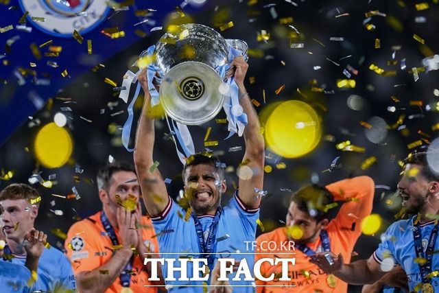 창단 140여년 만에 UCL 정상에 오른 맨시티 선수들이 우승컵인 '빅이어'를 들고 환호하고 있다./이스탄불=AP.뉴시스