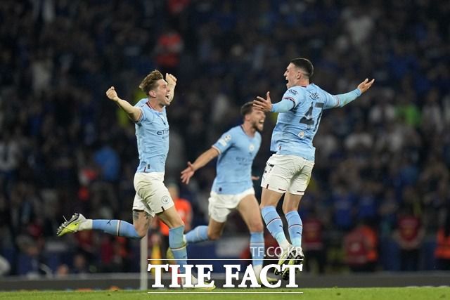 경기 종료 휘슬이 울리며 우승이 확정되자 기뻐하는 맨시티 선수들./이스탄불=AP.뉴시스