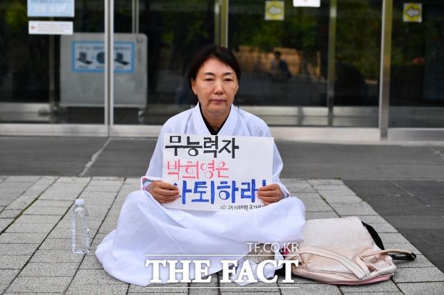 10·29 이태원 참사 유가족협의회 등 시민단체들이 12일 오전 서울 용산구청 앞에서 박희영 용산구청장 사퇴를 촉구하는 시위를 하고 있다. /장윤석 인턴기자