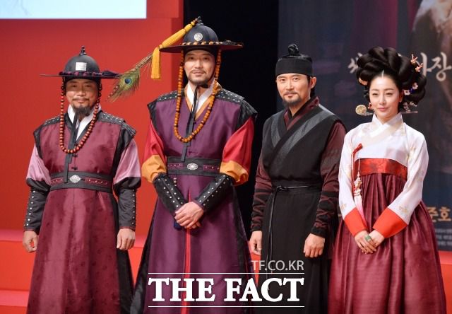 이봉원은 올 연말 개그맨 겸 가수로 생애 첫 디너쇼를 개최한 뒤 객석과 호흡하는 콘서트도 계획하고 있다. 사진은 드라마 '옥중화' 제작발표회 당시 출연진들과 함께 한 이봉원(맨 왼쪽). /더팩트 DB