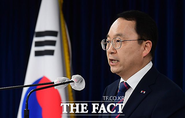 이번 손해배상 청구 소송과 관련해 실제로 손해배상을 받을 방법은 없다는 점에서 실효성 논란이 제기된다. 구병삼 통일부 대변인이 14일 오후 정부서울청사에서 남북 공동연락사무소 폭파 손해배상청구권 시효 중단 조치와 관련해 브리핑을 하고 있다. /임영무 기자