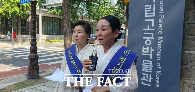 김영임·김장순 경기민요 명창을 비롯해 국악인 80여 명은 이날 오전 9시부터 11시까지 국립고궁박물관 집회(경복궁역 5번 출구)에 가졌다. 오는 22일에도 같은 장소에서 집회를 예고하고 있다. /강일홍 기자